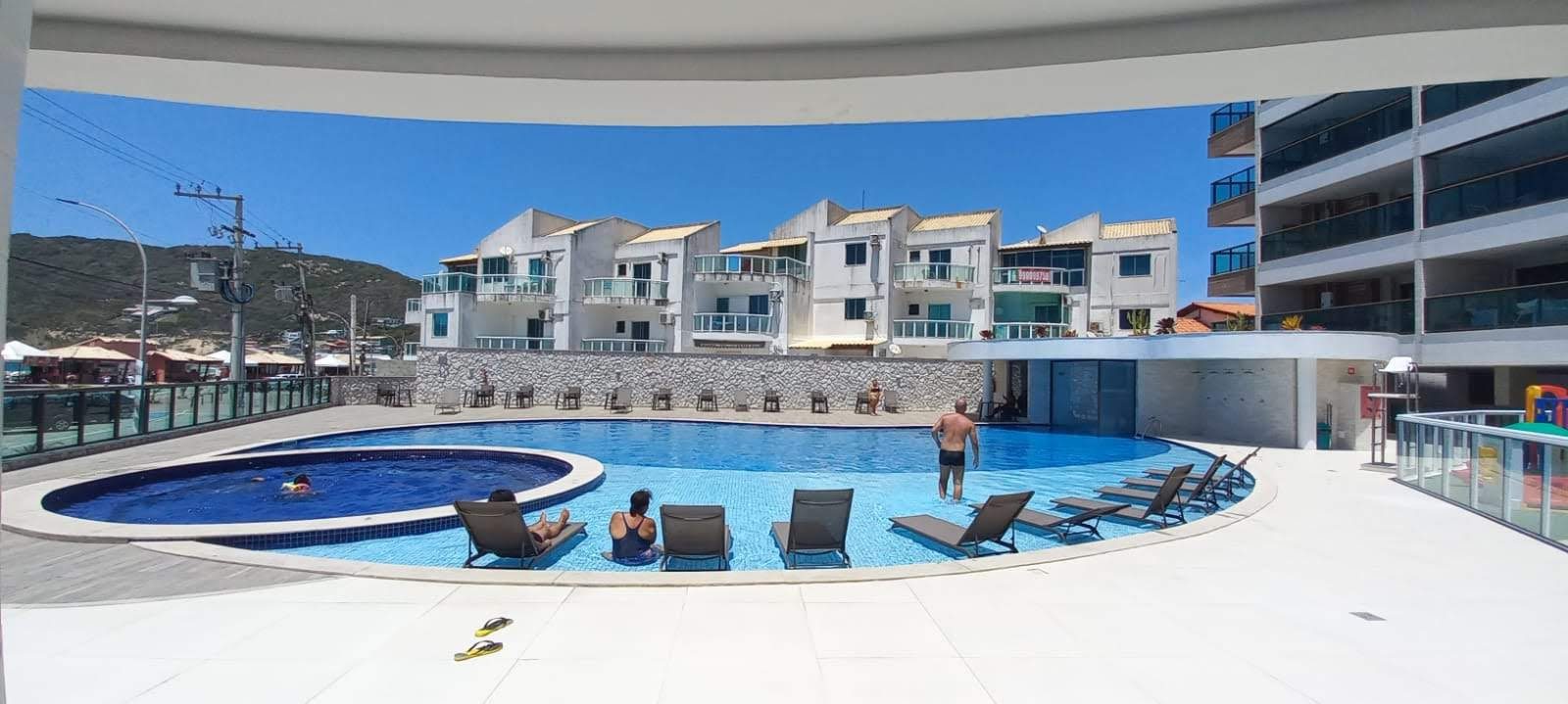 Apartamento à venda com vista lateral para o mar na Praia dos Anjos.