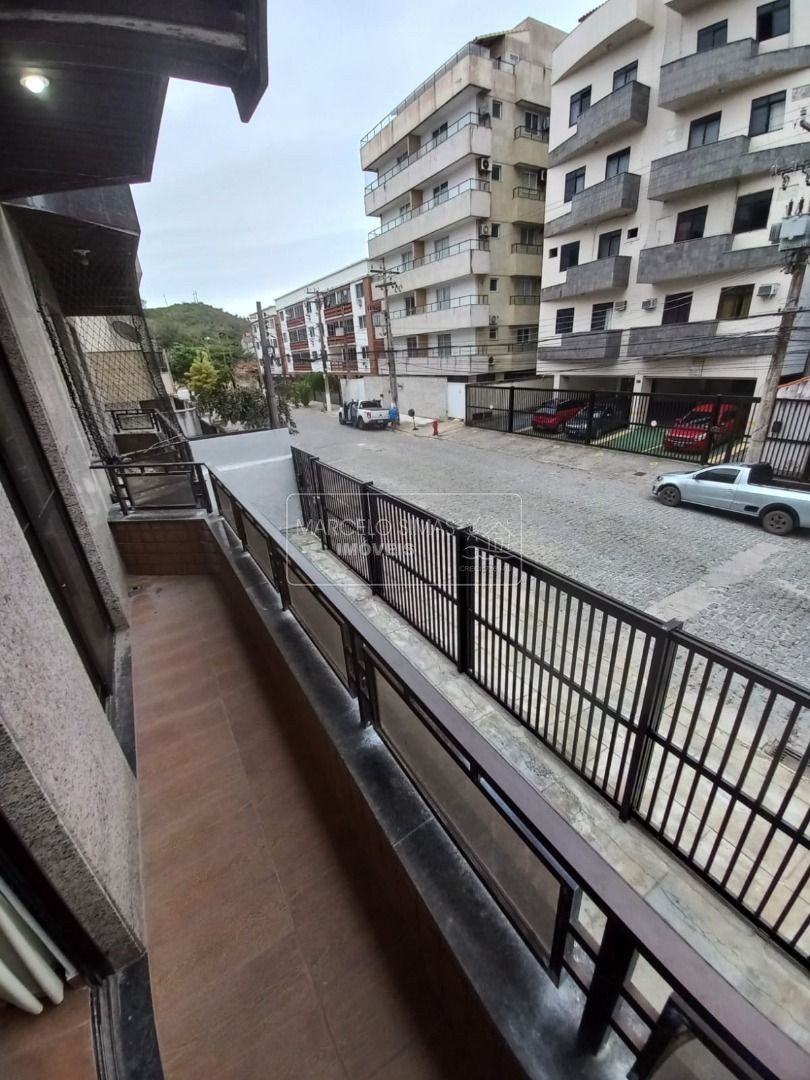 Apartamento à venda com 03 quartos frente para rua na Prainha.