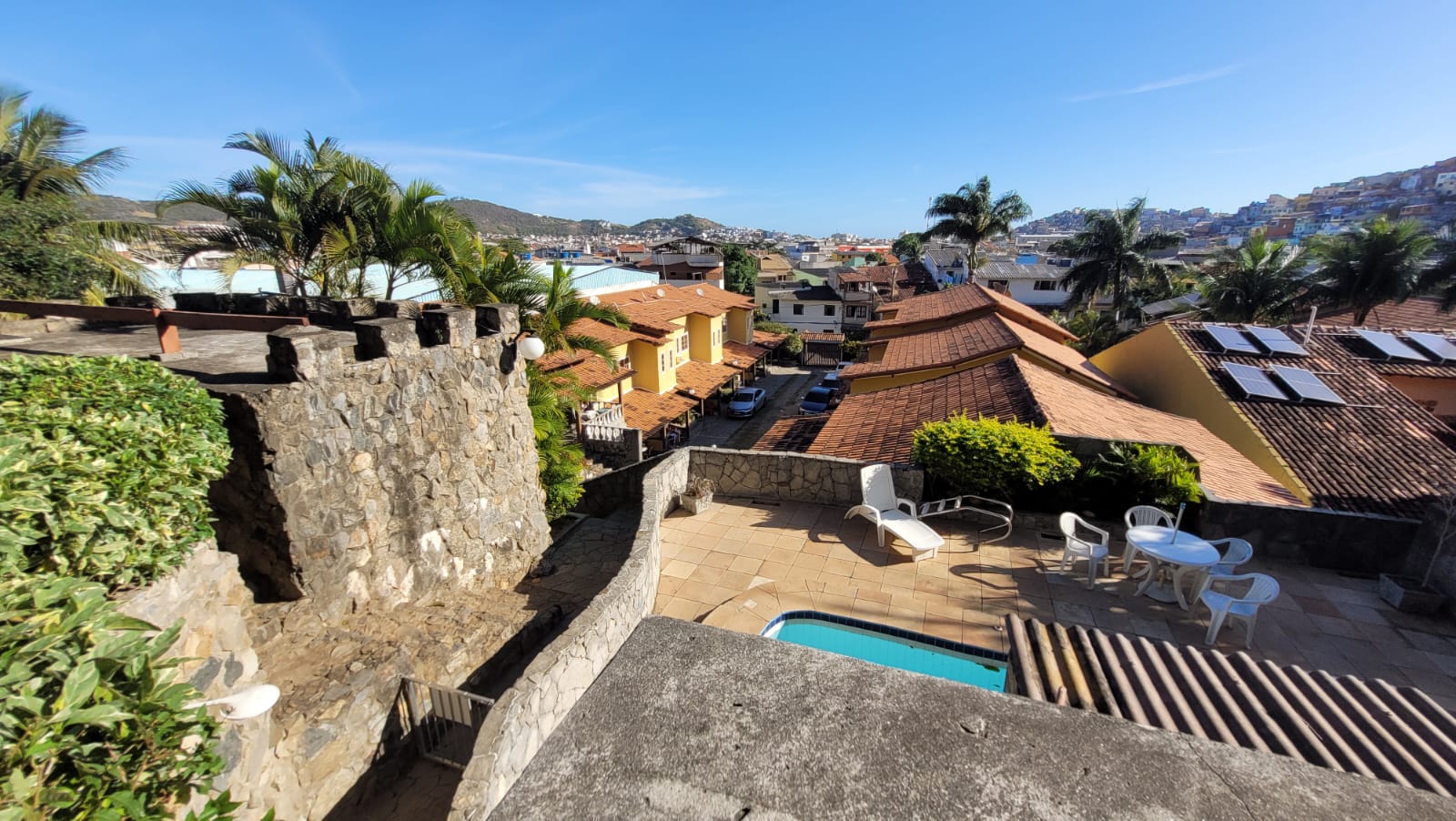Casa à venda em condomínio com 03 quartos próximo à Praia dos Anjos.