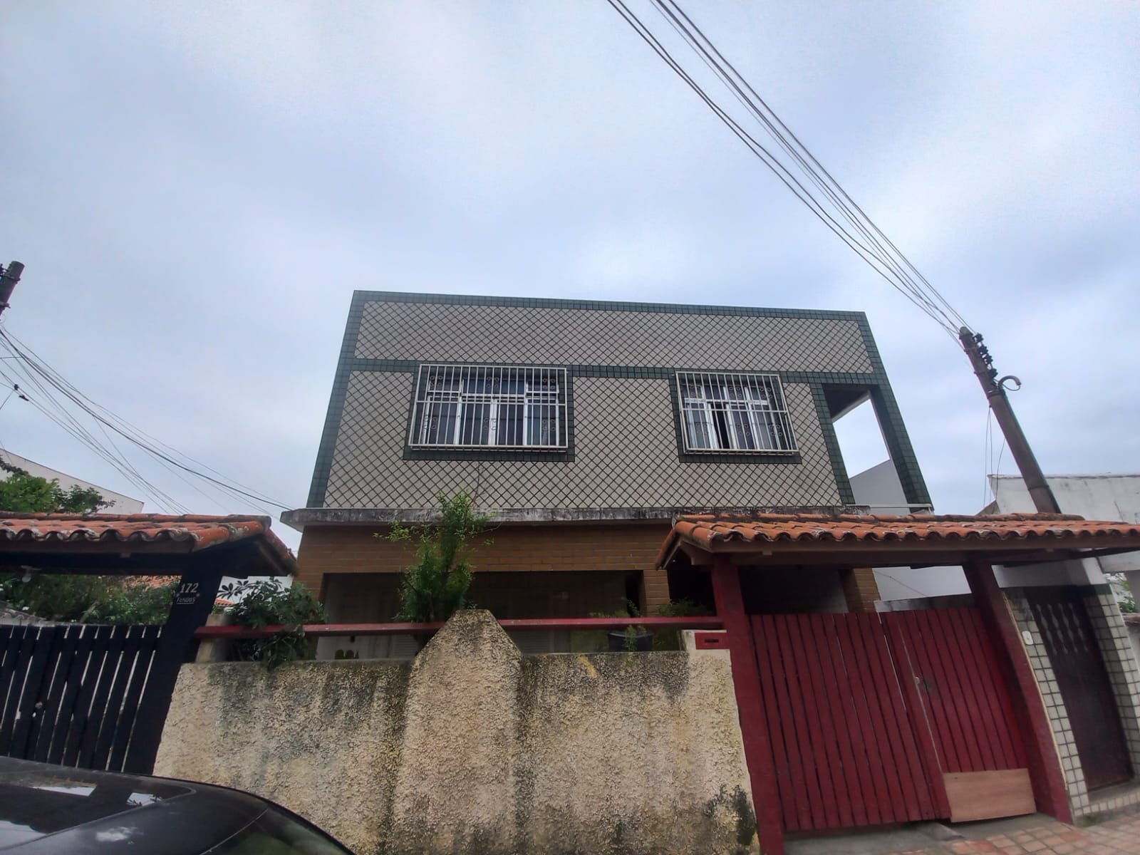 Casa tipo sobrado à venda próximo à Praia dos Anjos